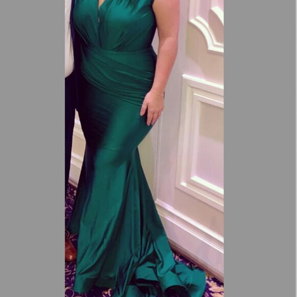 Body Contouring Emerald Gown - Picture 3 of 6